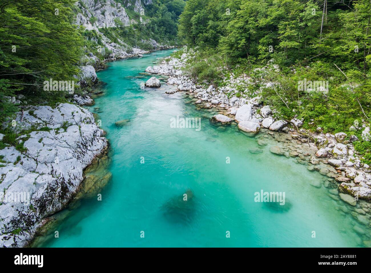 Acqua cristallina nel fiume Soca, Triglav, Slovenia Foto Stock