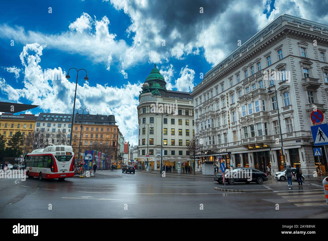 Vista panoramica sulla città di Vienna, una delle più belle città d'Europa. Gente per strada, vita urbana Vienna. Austria Foto Stock