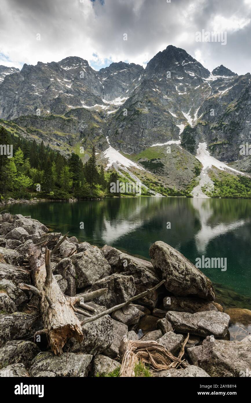L'alta cima di montagna si riflette nel lago alpino Foto Stock