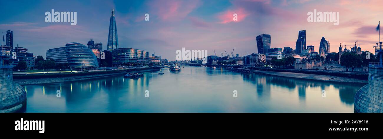 Vista panoramica di Londra e del Tamigi al crepuscolo, dal Tower Bridge Foto Stock