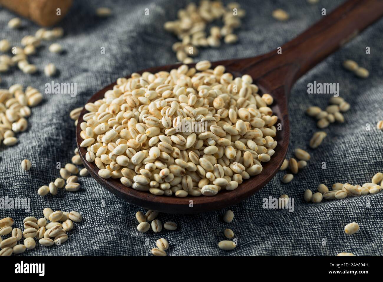 Barley Perle Italiano Grezzo Biologico In Una Ciotola Foto Stock