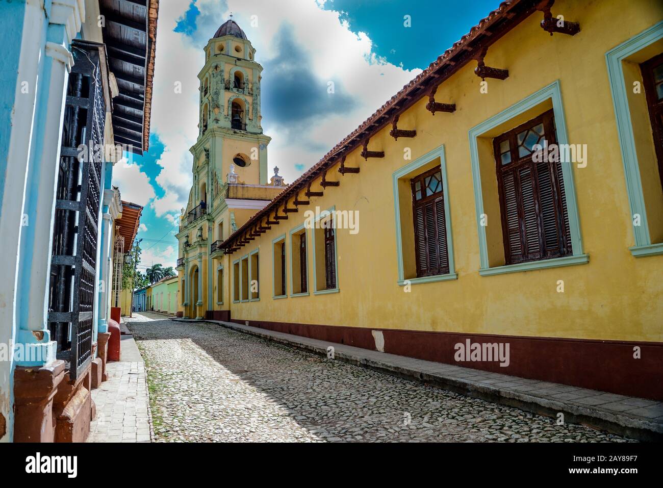 Strada coloniale nella vibrante città di Trinidad, Cuba Foto Stock