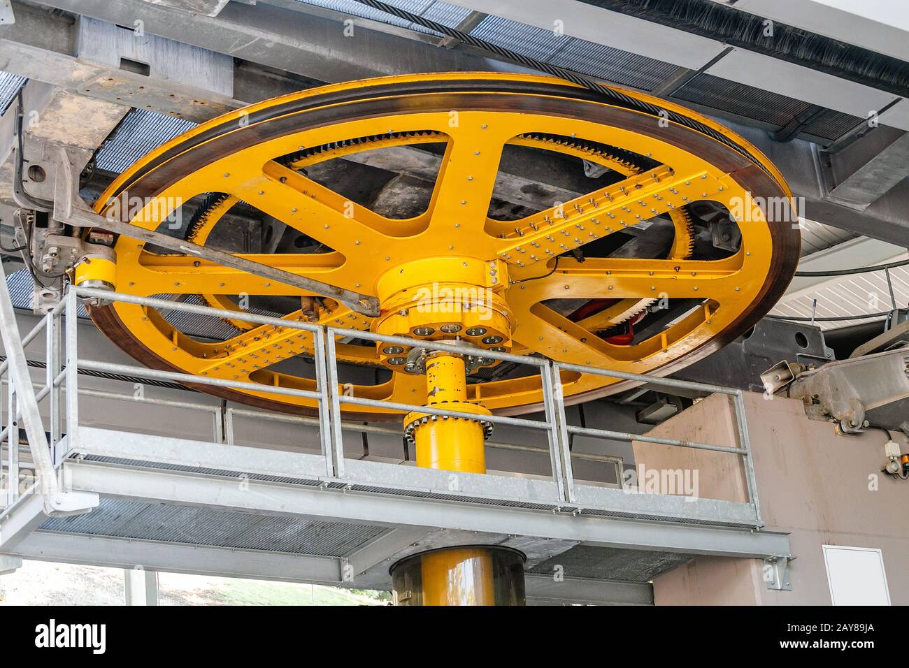 Meccanismo ruota giallo di una stazione Funicolare Foto Stock