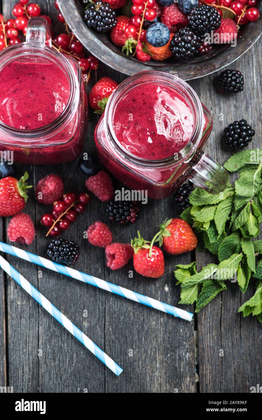 Frullato di frutti di bosco in vaso di mason Foto Stock