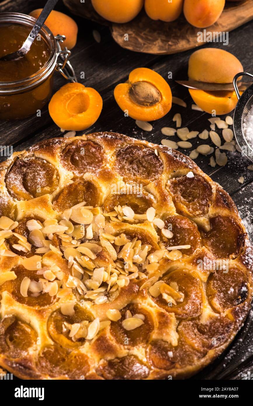 Crostata di albicocche fatta in casa con mandorle e frutta fresca Foto Stock