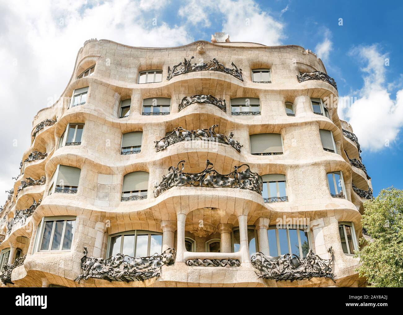 10 LUGLIO 2018, BARCELLONA, SPAGNA: Architettura della facciata della casa a Barcellona Foto Stock