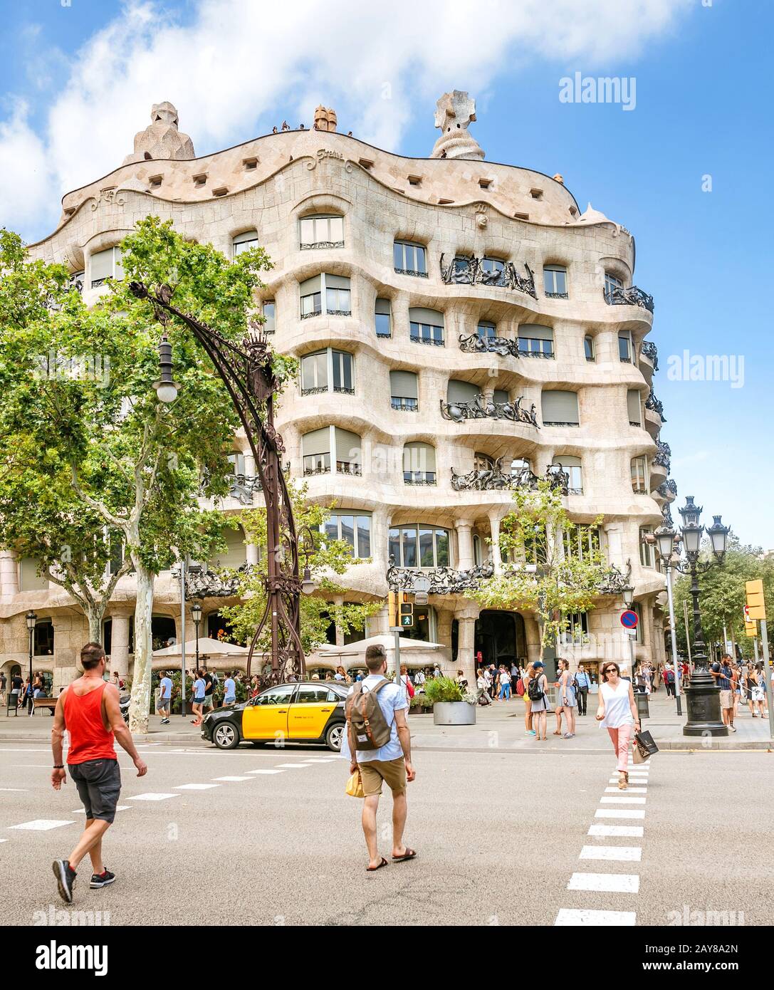 10 LUGLIO 2018, BARCELLONA, SPAGNA: Architettura della facciata della casa a Barcellona Foto Stock