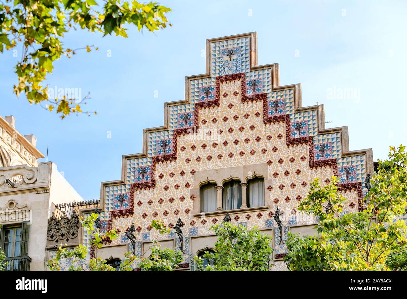 10 LUGLIO 2018, BARCELLONA, SPAGNA: Edificio di architettura moderna a Barcellona Foto Stock