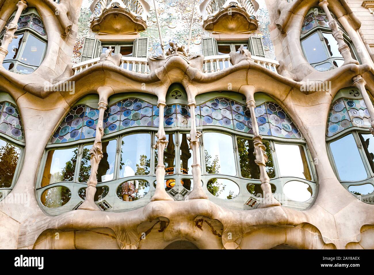 10 LUGLIO 2018, BARCELLONA, SPAGNA: Edificio di architettura moderna a Barcellona Foto Stock