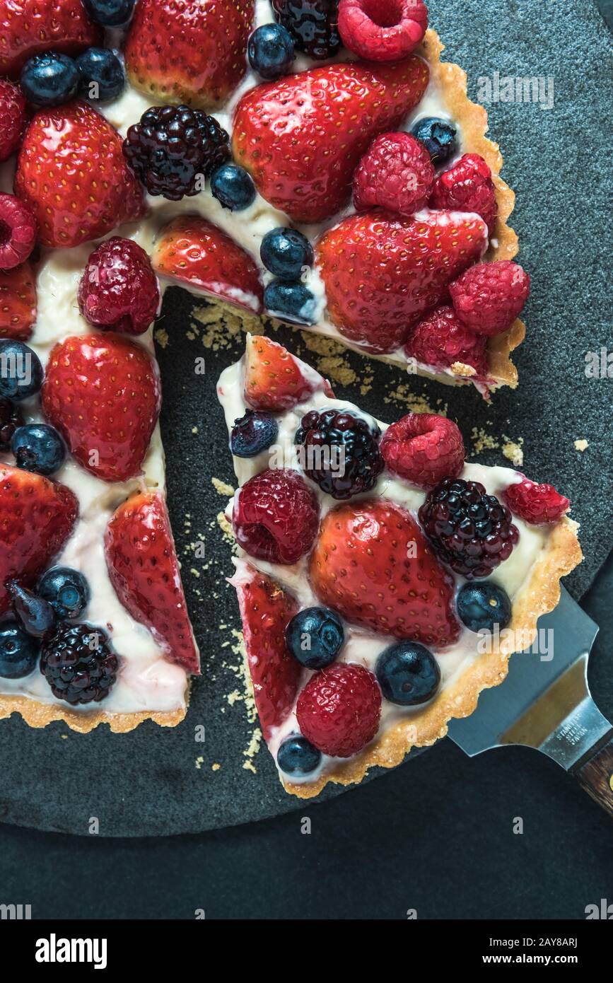 Fetta di torta di frutti di bosco estivi Foto Stock