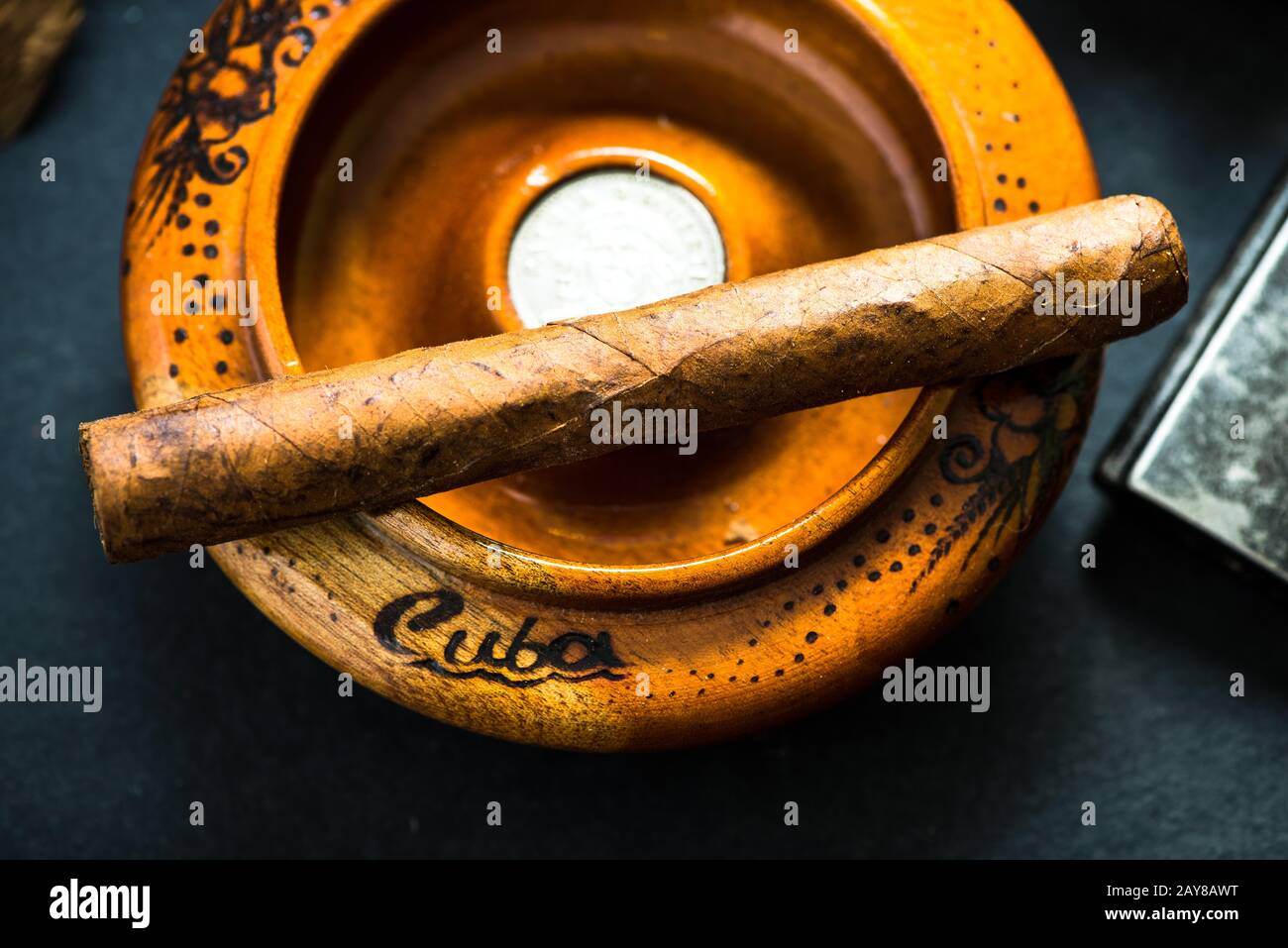 Sigaro cubano in vassoio di cenere Foto Stock