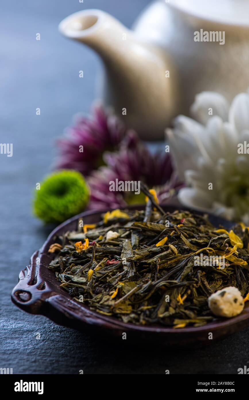 Tè aromatico con fiori Foto Stock