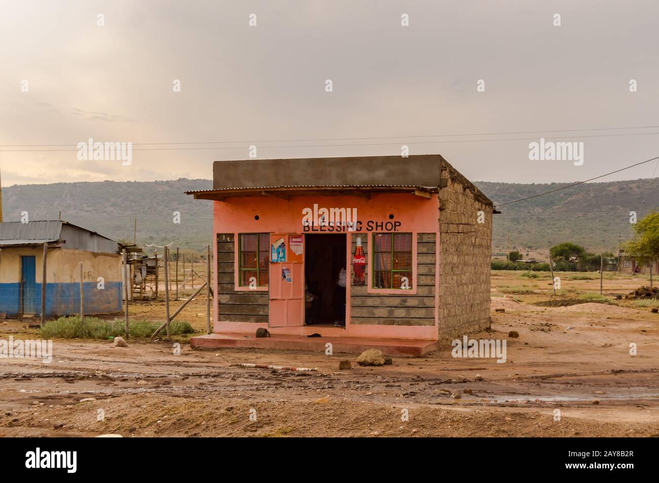 Piccola stalla in cemento rosa nella valle di rift del Kenya Foto stock -  Alamy