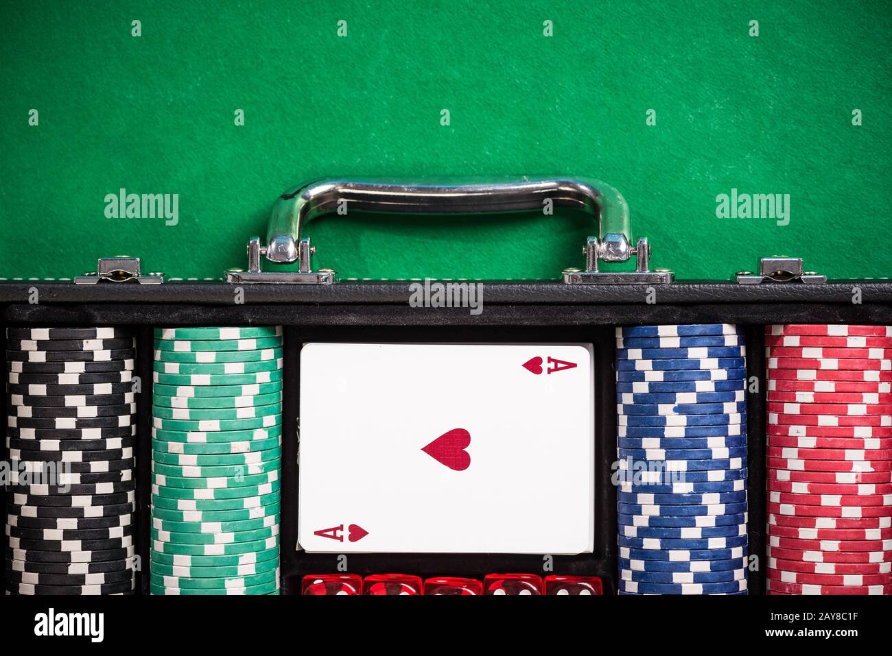 Valigia con chip da poker sul tavolo da poker Foto Stock