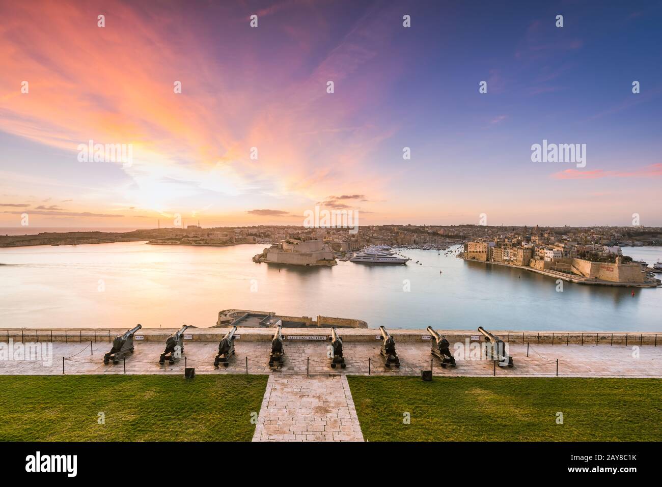 Bellissima alba su tre città a Malta Foto Stock