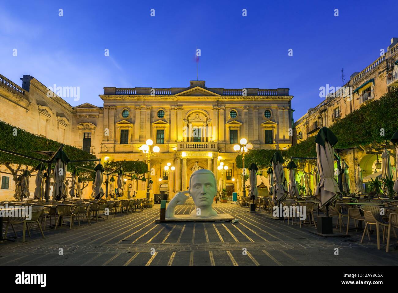 Biblioteca Nazionale di Malta, illuminata di sera Foto Stock