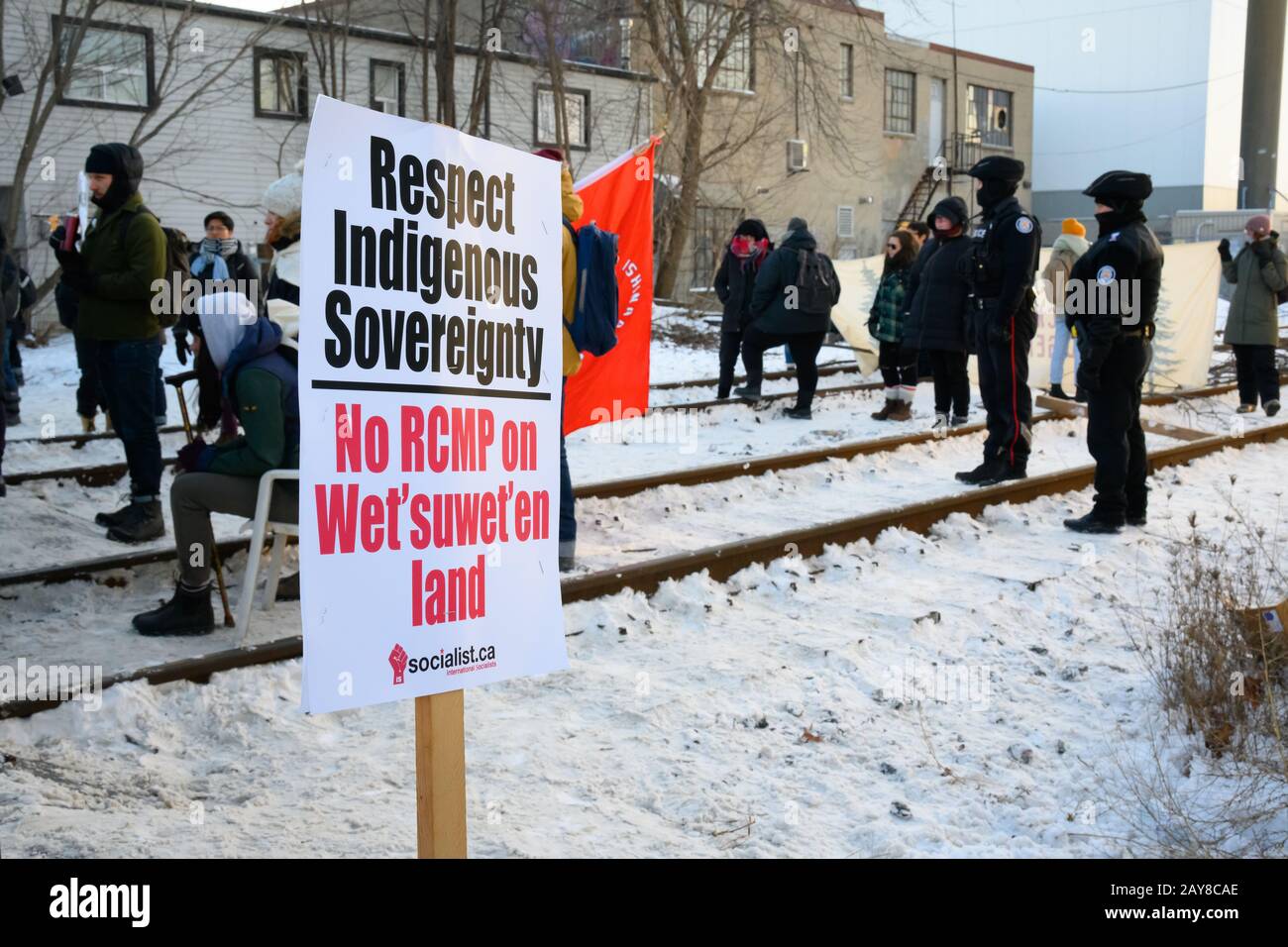 La polizia inizia a cancellare i manifestanti e il loro blocco di CN Rail Tracks durante le proteste di Shut Down Canaada in solidarietà con Il Wet'suwet'en. Foto Stock