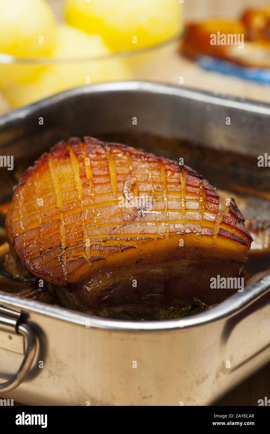 Arrosto di maiale bavarese in un piatto di casseruola Foto Stock