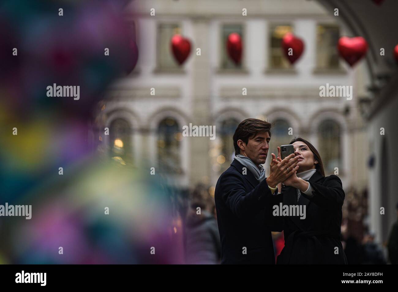 Mosca, Russia. 14th Feb, 2020. Una coppia prende un selfie durante il giorno di San Valentino a Mosca, Russia, il 14 febbraio 2020. Credito: Xinhua/Alamy Live News Foto Stock