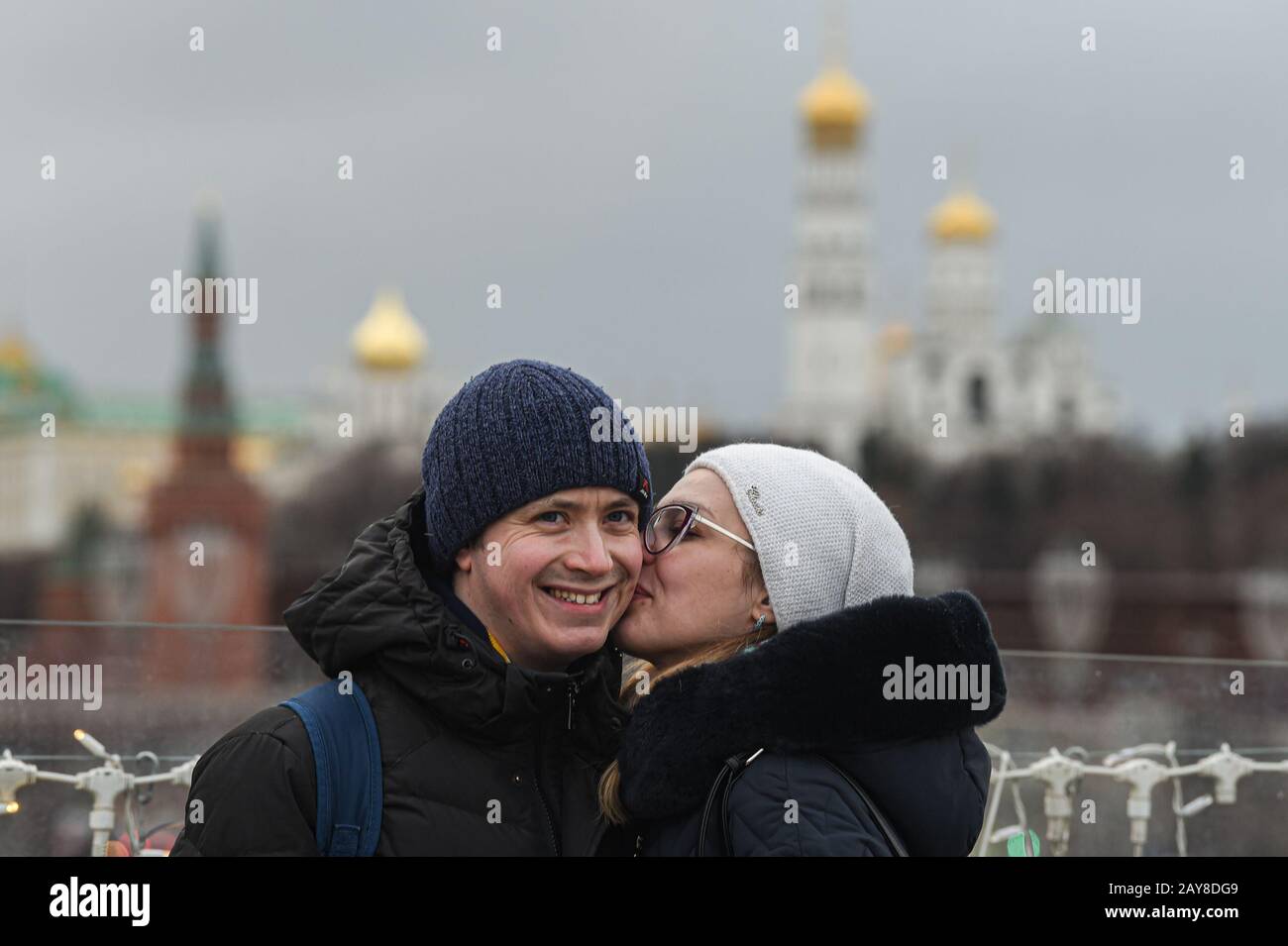 Mosca, Russia. 14th Feb, 2020. Una donna bacia un uomo durante San Valentino a Mosca, Russia, il 14 febbraio 2020. Credito: Xinhua/Alamy Live News Foto Stock