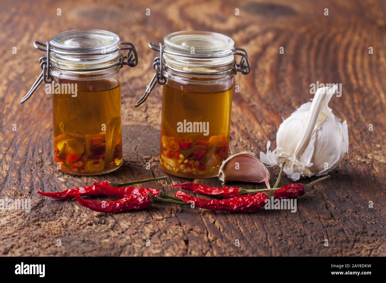 Olio d'oliva con aglio, peperoncino e rosmarino Foto Stock