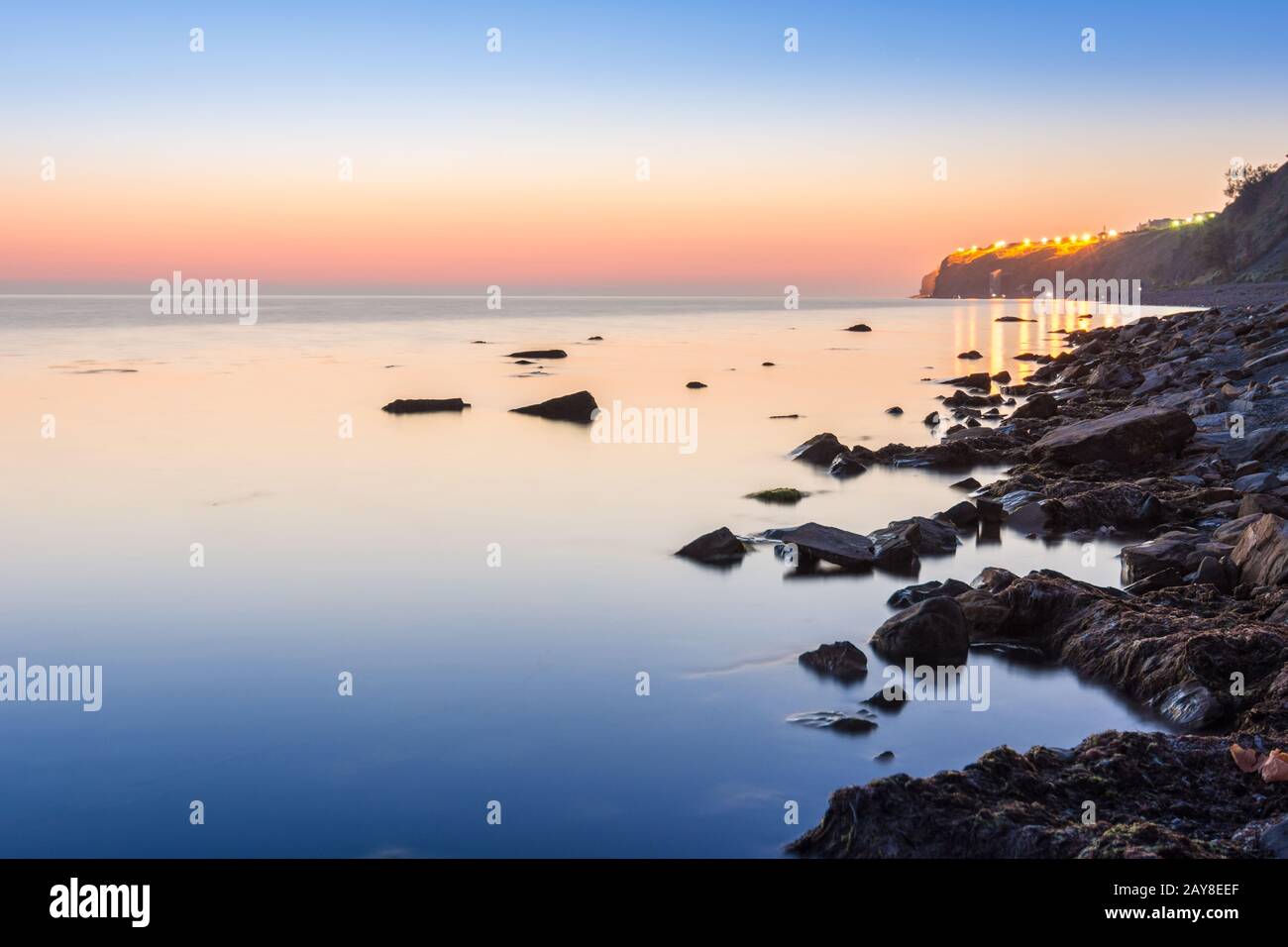 Tranquillo paesaggio panoramico dopo il tramonto nella costa alta area della cittadina di Anapa, Russia Foto Stock