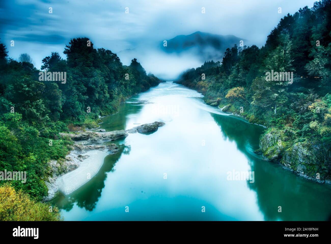 Drammatico moody tempo nuvoloso stabilirsi in come oscurità si imposta sul fiume nella gola di Buller Foto Stock