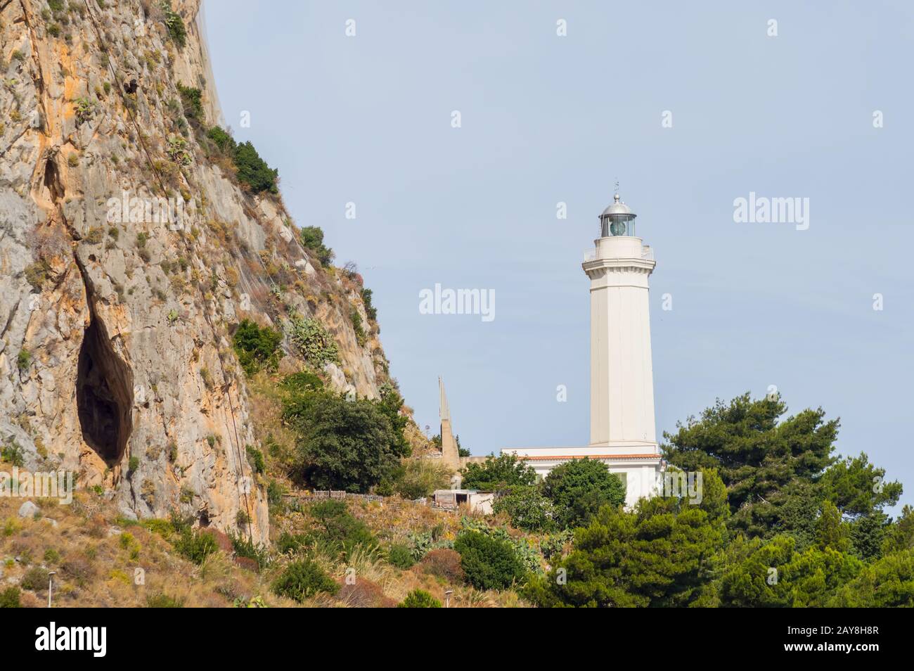 Faro lungo una collina nel porto di cefalu a nord della Sicilia Foto Stock