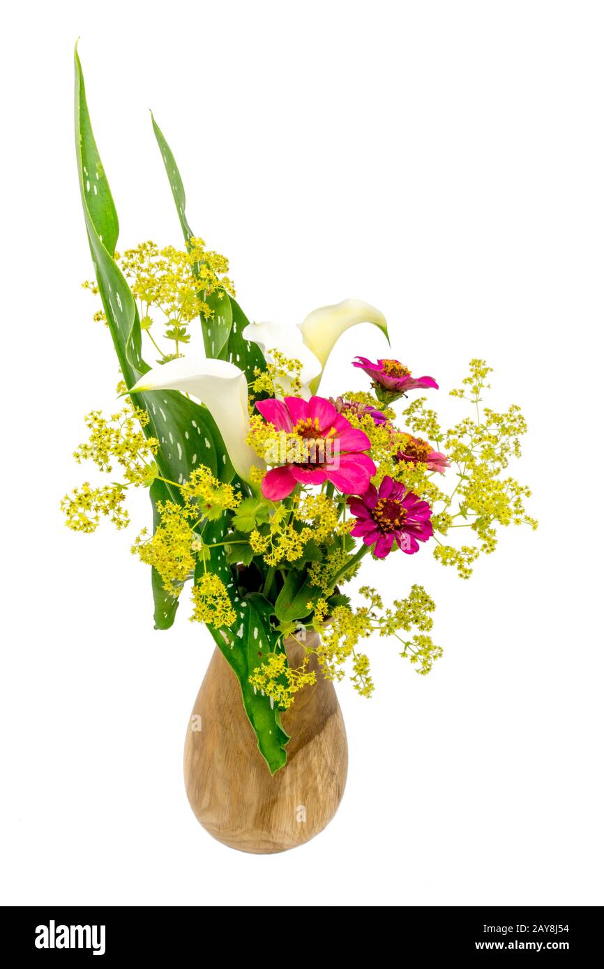 Bouquet di calla, Zinnia e lady del mantello isolato su bianco Foto Stock