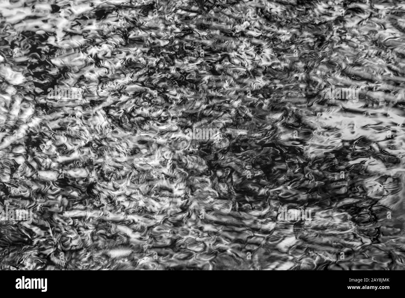 Superficie astratta dell'acqua frizzante con piccole onde come texture / sfondo Foto Stock