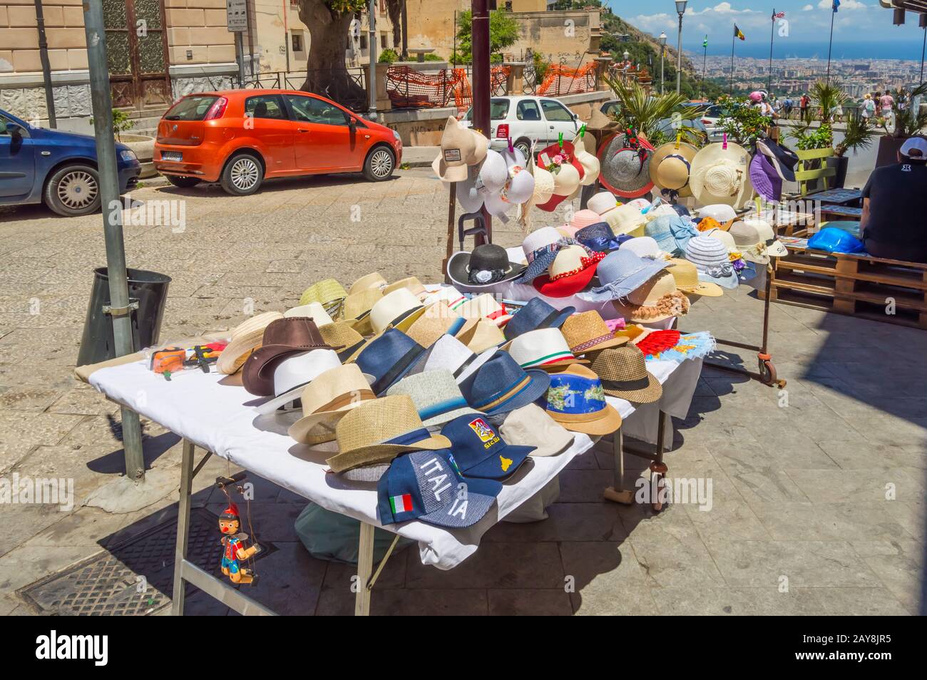 Piccolo negozio con due tavoli che vendono cappelli e cappellini nella città di Monreale Foto Stock