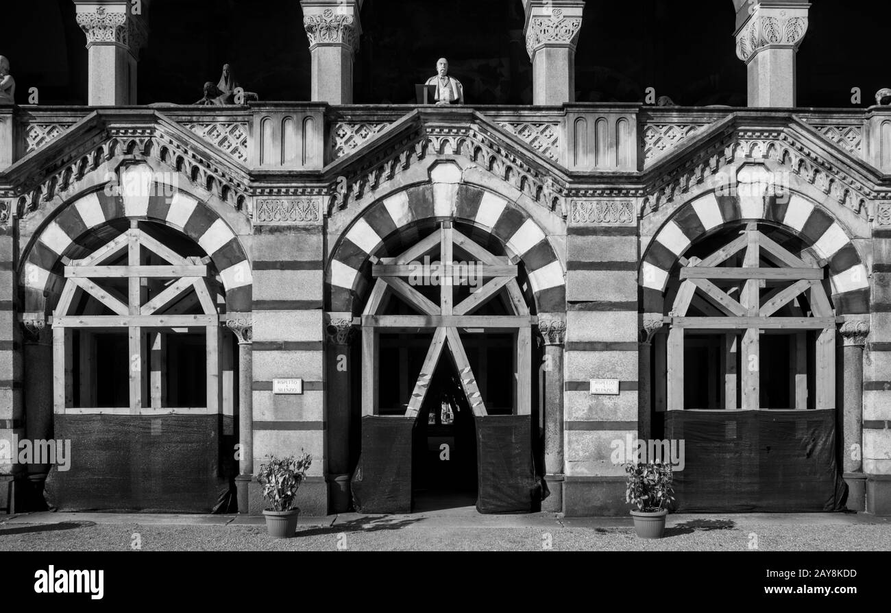 Transetto Est del Cimitero Monumentale di Milano (Carlo Maciachini, 1866) con archi e infissi in legno, Milano, Italia Foto Stock