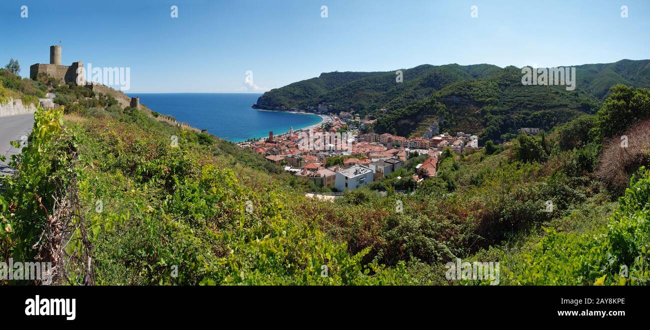 Vista panoramica su Noli e sulle rovine del castello Castello di Monte Ursino - Liguria - Italia Foto Stock