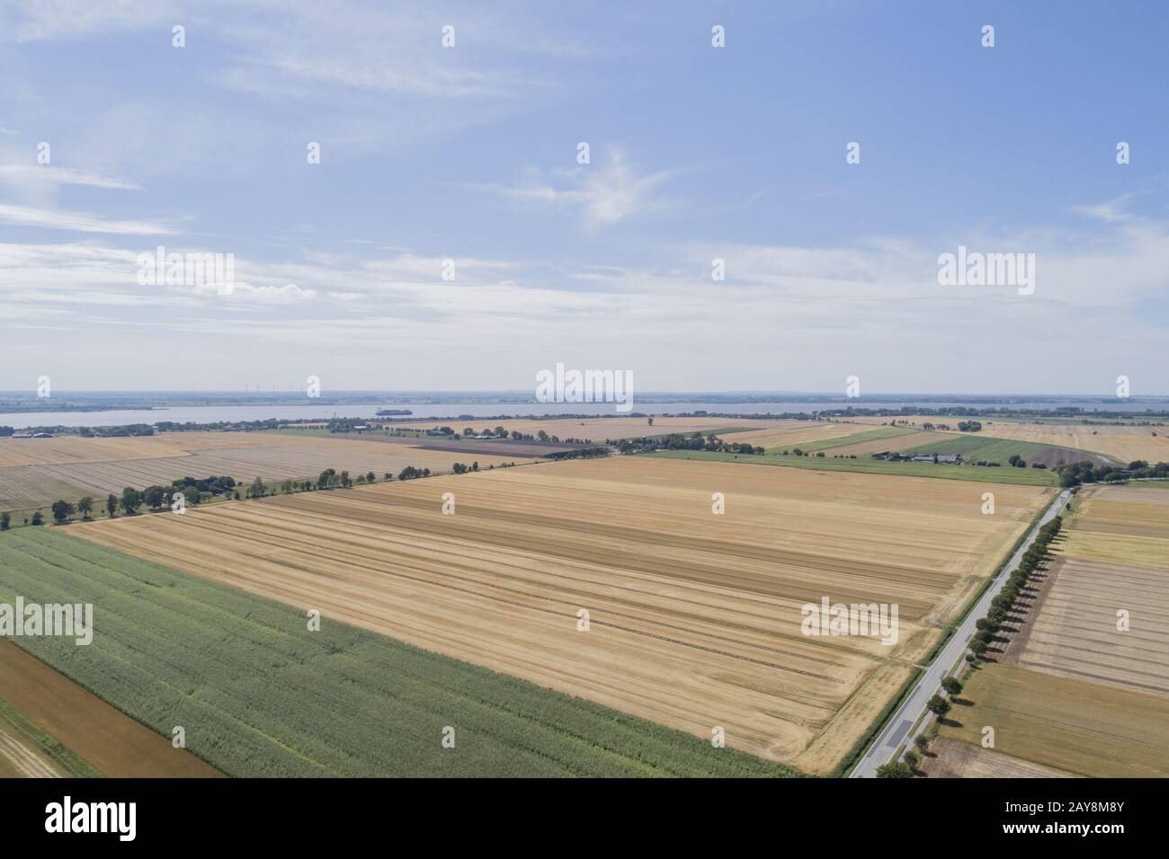 Volo del drone su un campo di palla di paglia rotondo Foto Stock