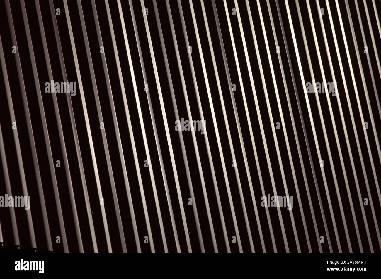 Linee metalliche in nero, bianco, argento con trama di sfondo Di Illusione ottica Foto Stock