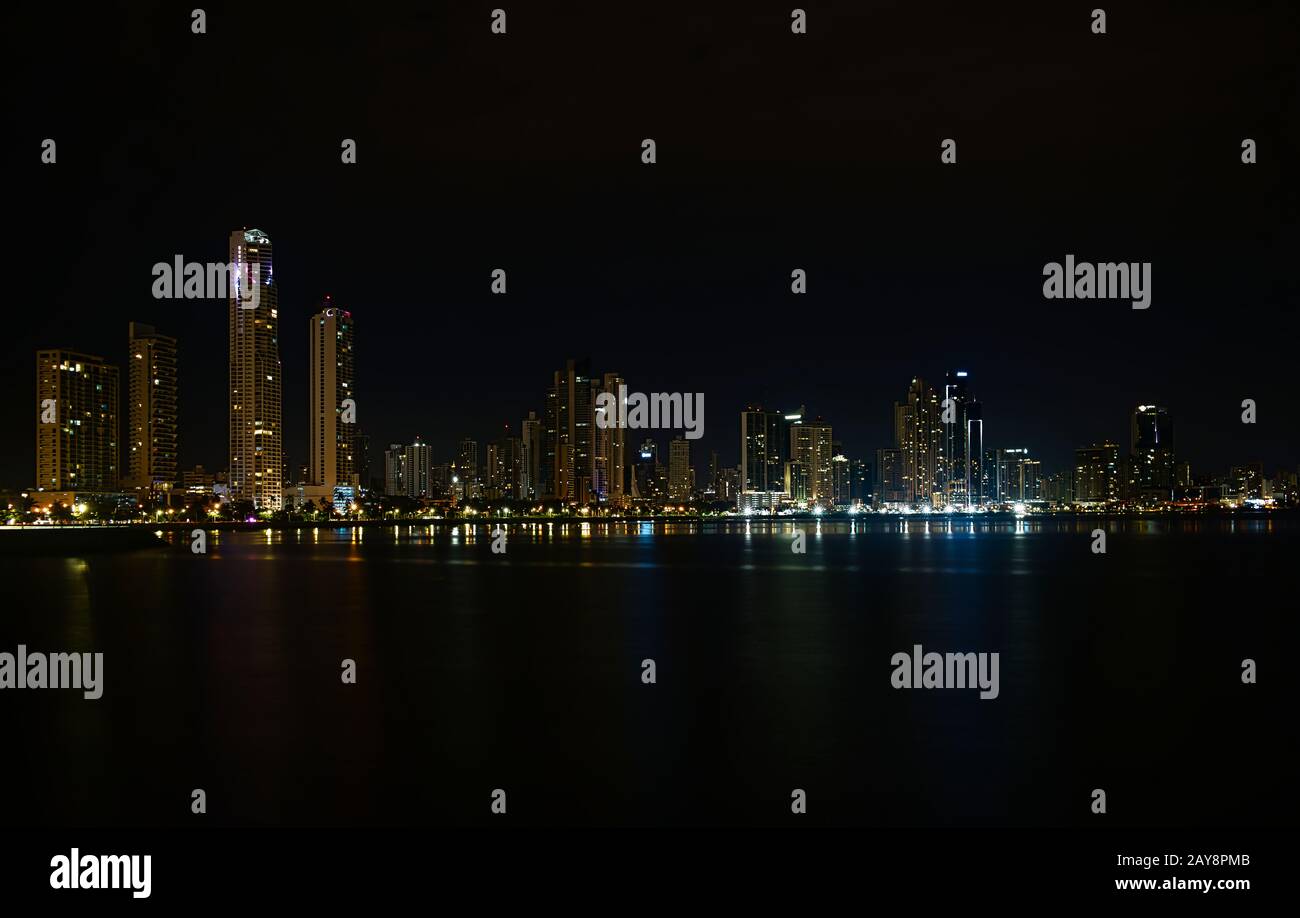 Lunga esposizione dello skyline di Panama di notte. Foto Stock