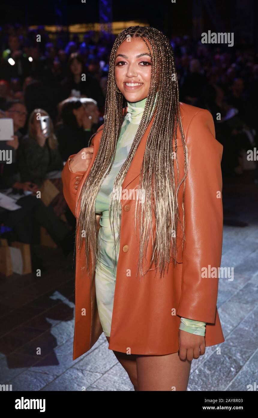 Mahalia partecipa alla fiera ma di Central Saint Martin alla London Fashion Week, mentre viene presentata una versione digitale del modello Adwoa Aboah, che mostra la tecnologia 5G di tre. Foto Stock