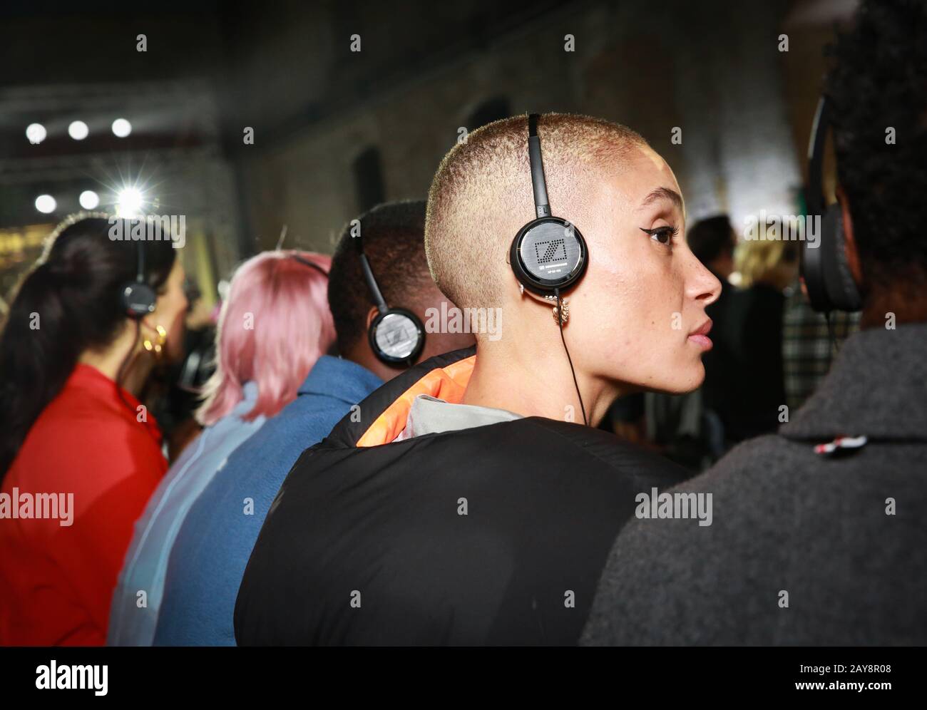 Solo uso editoriale modello Adwoa Aboah guarda una versione di se stessa generata digitalmente giù la passerella, presentando Tre tecnologie 5G in un mondo primo al Central Saint Martin's ma show alla London Fashion Week. Foto Stock