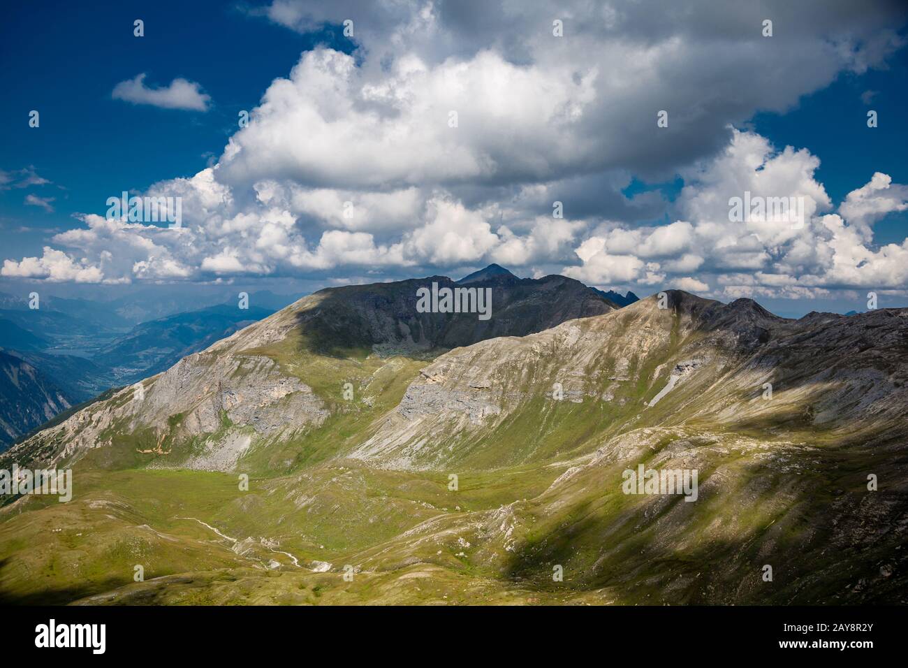 Valle alpina in una bella giornata estiva Foto Stock