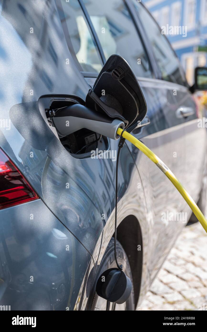 Alimentazione della batteria di un'auto elettrica - stazione di ricarica ravvicinata Foto Stock