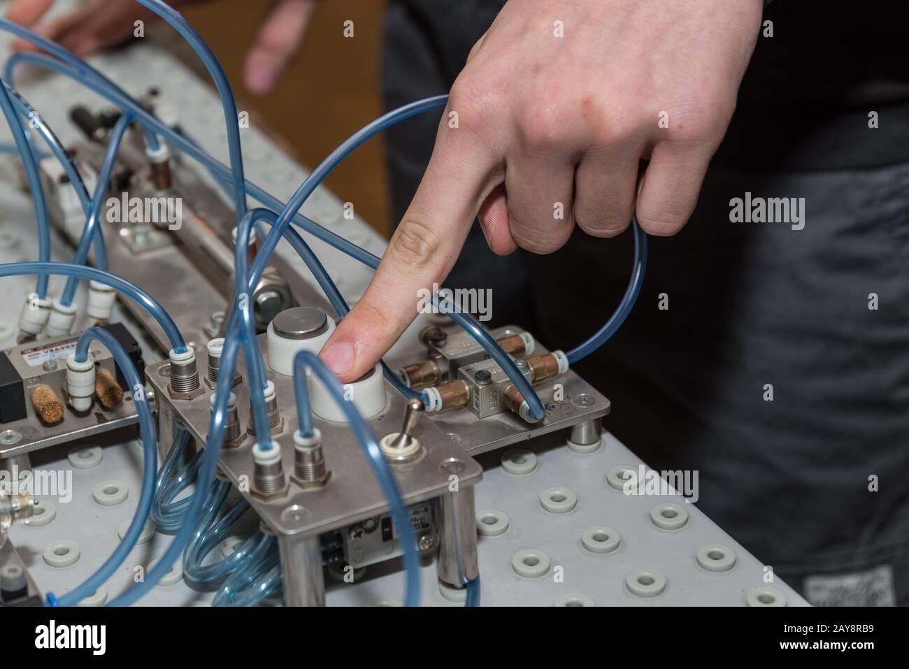 Applicazione della pressione dell'aria premendo un pulsante - primo piano dei sistemi pneumatici Foto Stock