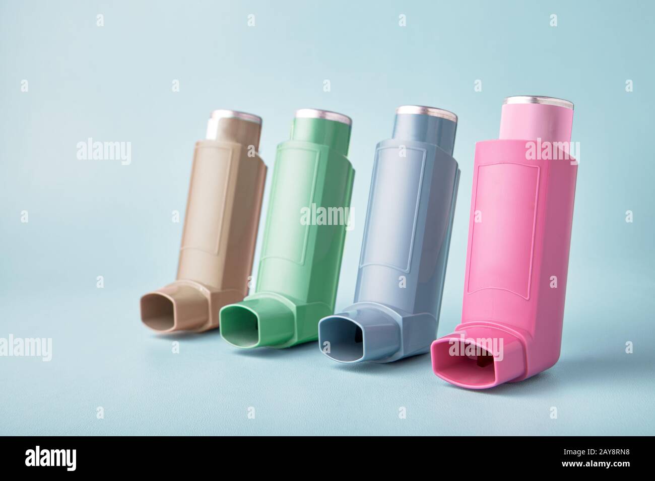 Inalatore MDI. Asma e aerosol di allergia per le persone con problemi respiratori Foto Stock