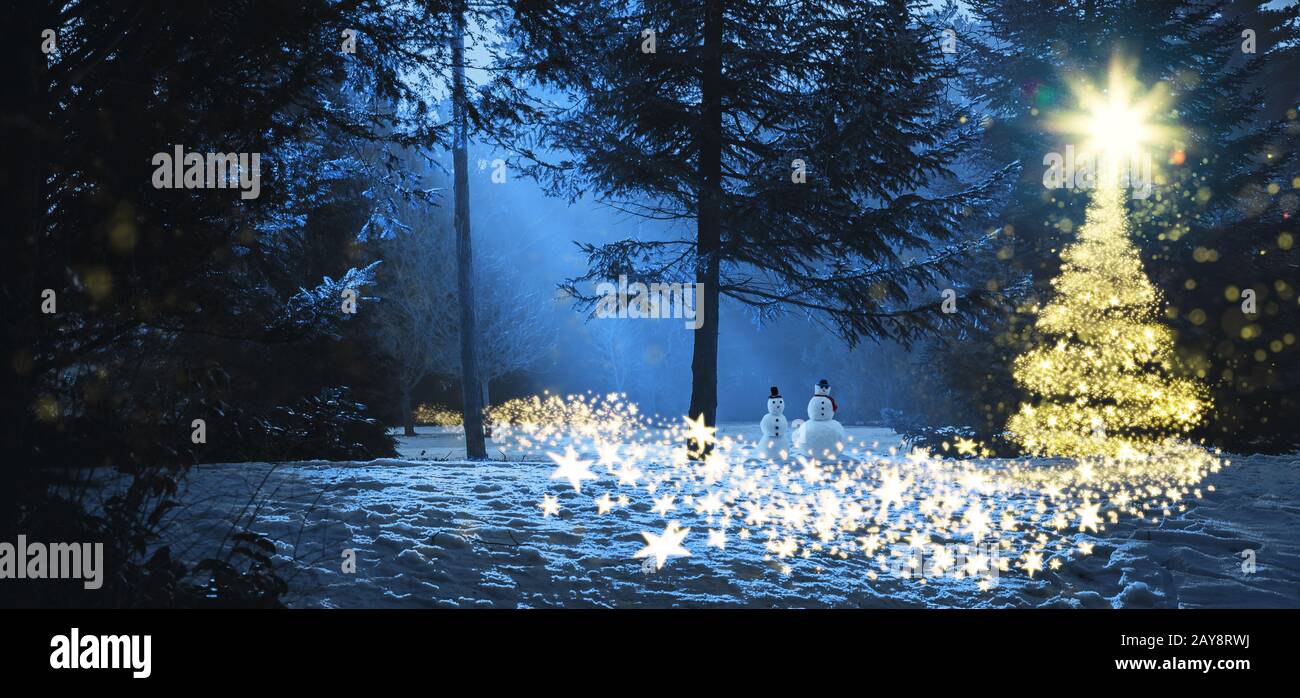 Magica scena natalizia nei boschi con due pupazzi Foto Stock