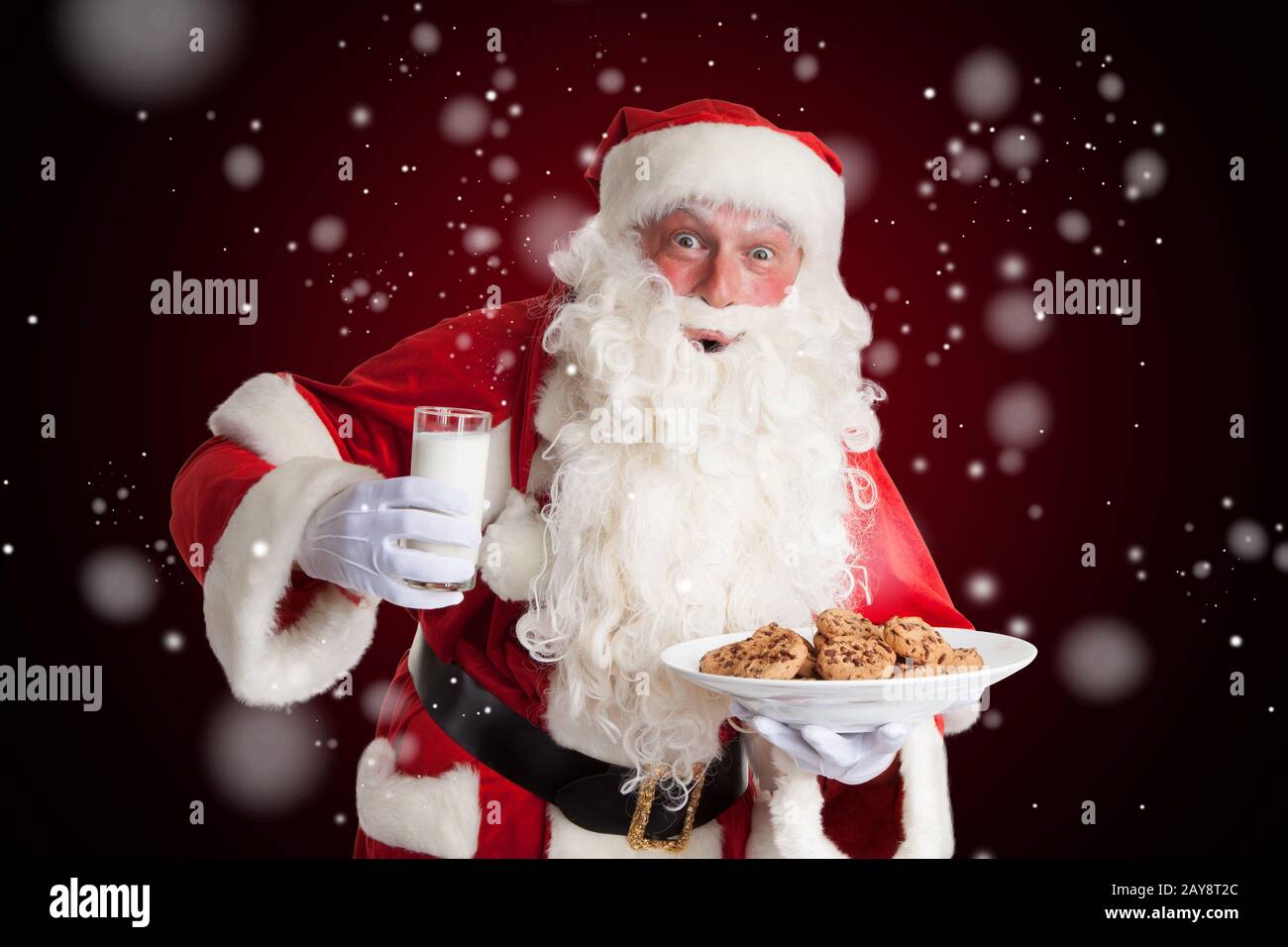 Babbo Natale è felice di latte e biscotti alla vigilia di natale. Foto Stock