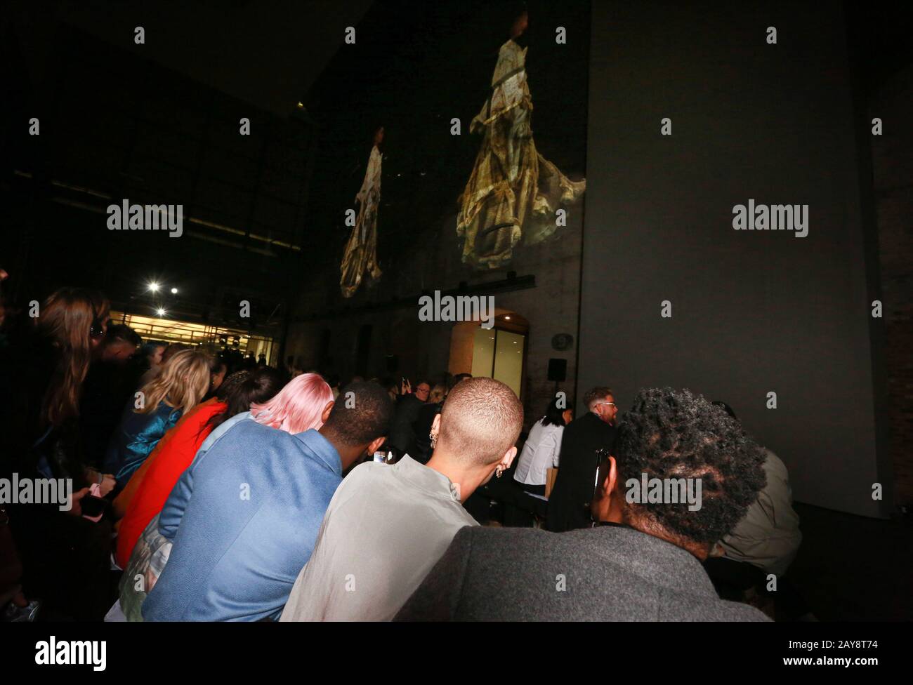 Una versione digitale del modello Adwoa Aboah viene presentata alla fiera ma di Central Saint Martin alla London Fashion Week per mostrare la tecnologia 5G di tre. Foto Stock