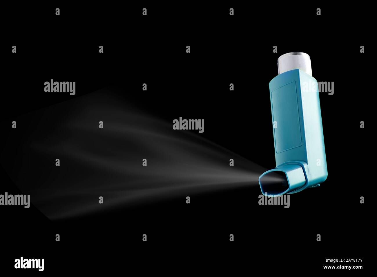 Salbutamolo Blu MDI Inalatore essere spinto su sfondo nero. Aerosol di asma  per le persone con problemi respiratori Foto stock - Alamy