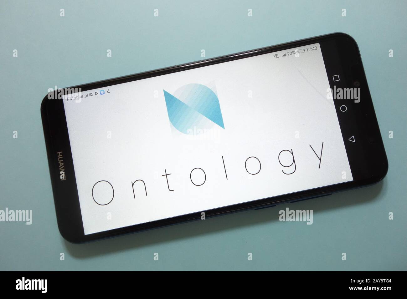 Logo di criptovaluta ontologia (ONT) visualizzato sullo smartphone Foto Stock
