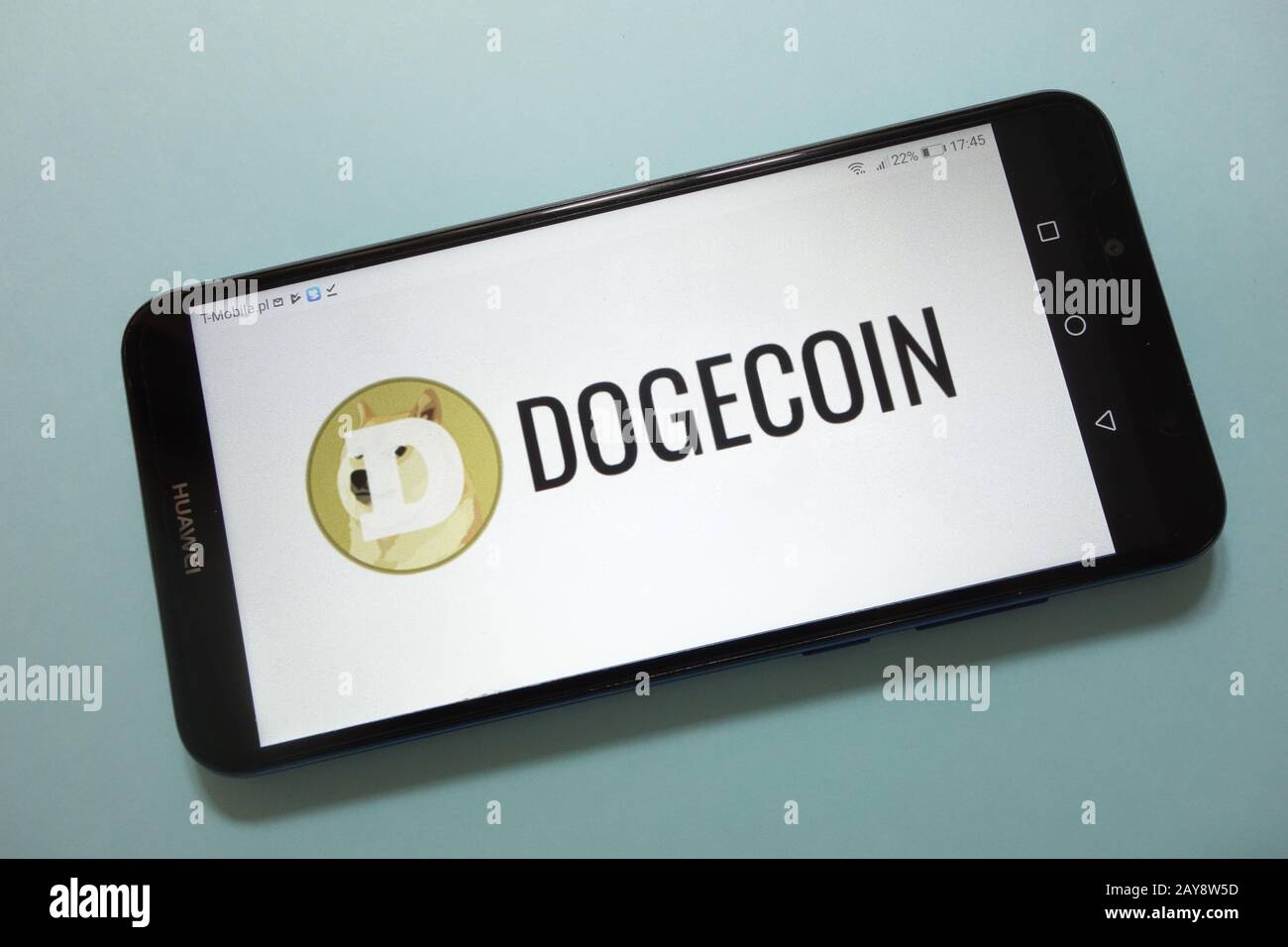 Il logo Dogecoin (DOGE) per la criptovaluta è visualizzato sullo smartphone Foto Stock