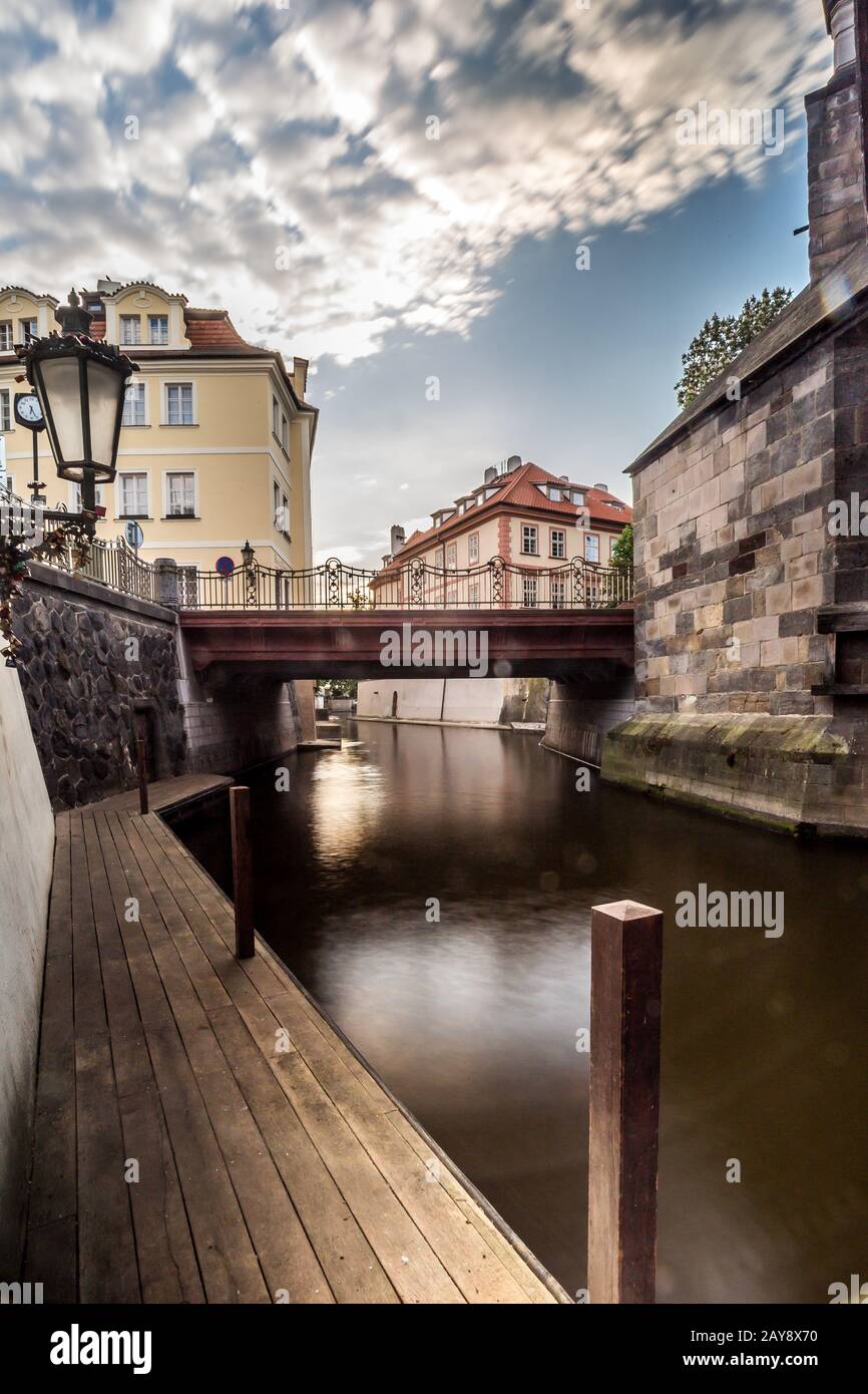 Il fiume di Praga Certovka e le case dei colori sull'isola di Kampa Foto Stock