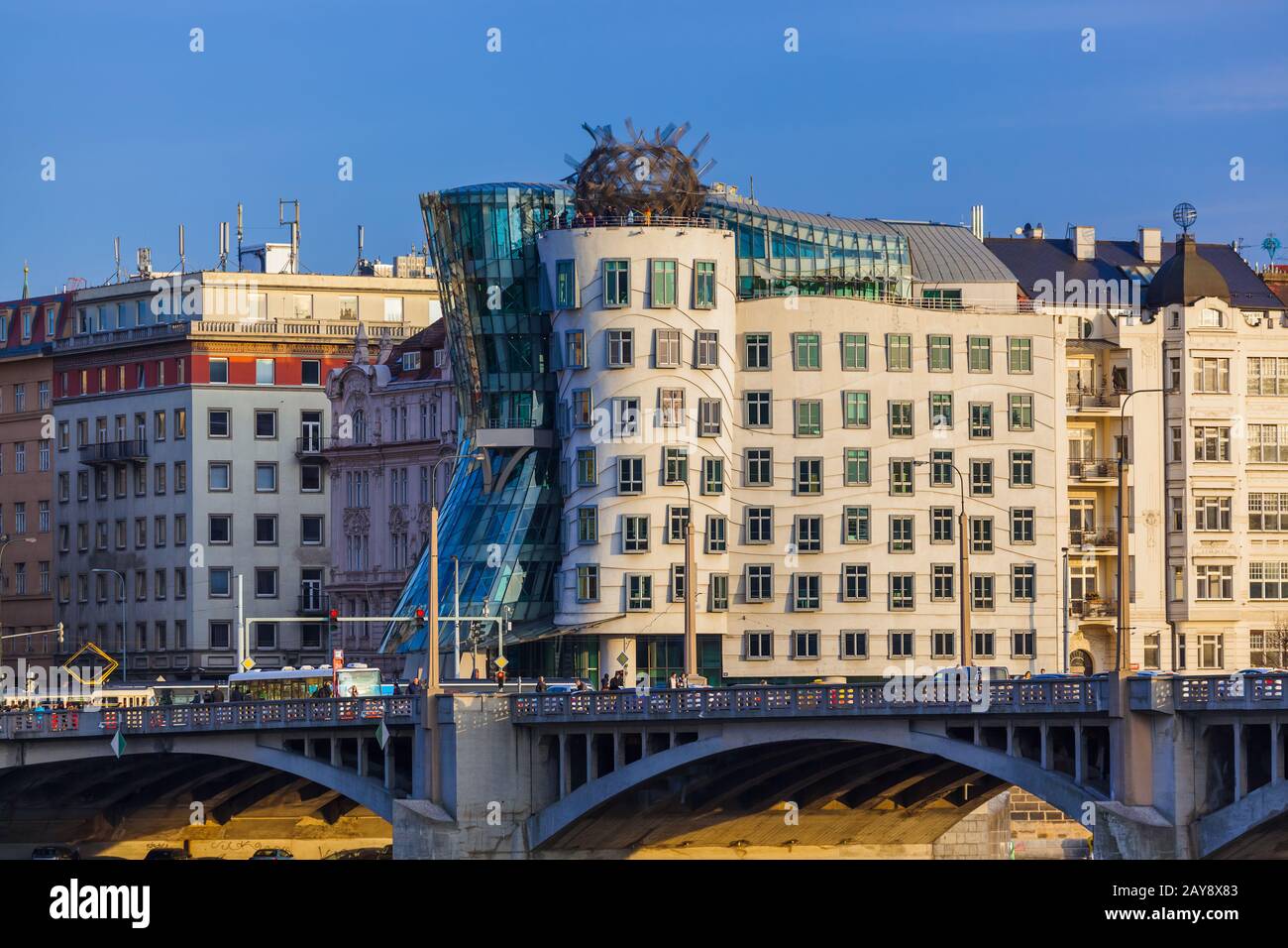 Praga, Repubblica Ceca - 02 novembre 2017: Famosa Dancing House nel centro della città Foto Stock